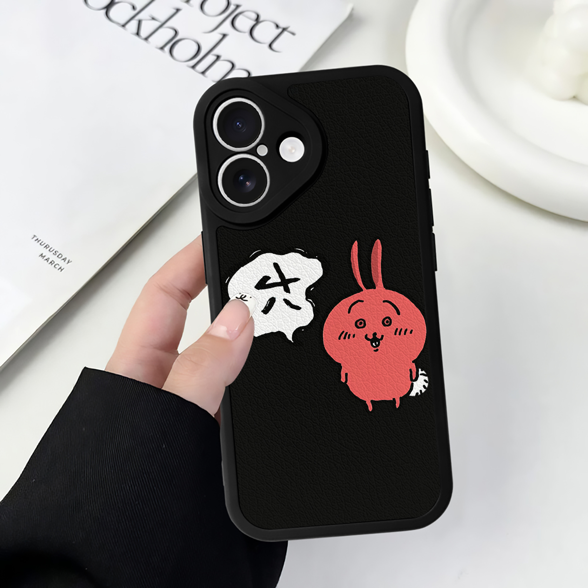 （画像用） ちいかわ ハチワレ Chii-kawa hachiware 【iPhone 16シリーズ対応】シリコンスマホケース（レザー調） 材質：シリコン